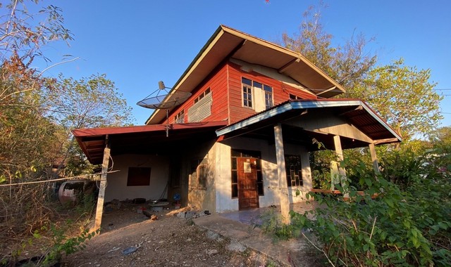 รายละเอียดเพิ่มเติมCode ID : PKK02-12642ราคาขาย     3,853,000 บาท- ขนาดพื้นที่ :  2,731 ตร.ว (6 ไร่ / 3 งาน / 31 ตร.ว)- พื้นที่ใช้สอย :    212 ตร.ม- จำนวนห้อง :   2 ห้องนอน 2 ห้องน้ำ- จอดรถ :    1-2 คัน- บ้านครึ่งตึกครึ่งไม้  : 2 ชั้น- บ้านครึ่งตึกครึ่งไม้หันทางทิศ :- อายุอาคาร :   21 ปีพิกัดทรัพย์ :    https://maps.app.goo.gl/xJdDARyYMDcbzPdJ6สถานที่ใกล้เคียง- ใกล้ตลาดประชารัฐ หนองหัวช้าง - ใกล้วัดสันติธรรม- ใกล้โรงเรียนบ้านโคกหนองลาด- ใกล้วัดป่าโชค