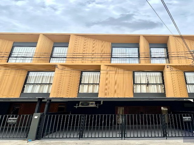 PB3389 ให้เช่าทาวน์โฮม 3ชั้น ถนนสุขาภิบาล5 สายไหม จตุโชติ โครงการ พลูม วัชรพล-เอกมัย เฟอร์ครบพร้อมอยู่ บ้านตกแต่งสวยพร้อมอยู่ เหมาะทำที่อยู่อาศัยและโฮมออฟฟิศติดต่อ คุณบิว 081 252 3279 หรือ 061 619 8565ID line : 061 787 9691ราคาเช่า 43,000 บาท/เดือน ( ประกัน2 ล่วงหน้า1 )ทาวน์โฮม 3 ชั้น โครงการพลูม วัชรพล-เอกมัย ถนนสุขาภิบาล5 สายไหม จตุโชติ เฟอร์ครบพร้อมอยู่เนื้อที่ 30 ตารางวา2 ห้องนอน3 ห้องน้ำที่จอดรถ 2 