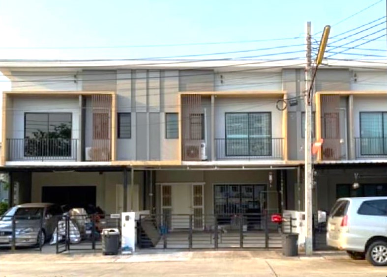 ให้เช่าทาวเฮ้าส์ 2 ชั้น  หมู่บ้านเดอะคอนเนคพัฒนาการ 38  หน้าโครงการมีร้านค้าร้านอาหาร เดินทางสะดวกไป เอกมัย ทองหล่อได้ เข้าออกได้หลายทาง