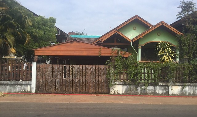 รายละเอียดเพิ่มเติมCode ID : PKK02-15076ราคาขาย        916,000 บาท- ขนาดพื้นที่ :   104 ตร.ว (1 งาน / 4 ตร.ว)- พื้นที่ใช้สอย :    134.30 ตร.ม- จำนวนห้อง :  2 ห้องนอน 1 ห้องน้ำ - จอดรถ :    1-2 คัน- บ้านเดี่ยว  :    1 ชั้น- บ้านเดี่ยวหันทางทิศ :- อายุอาคาร :   26 ปีพิกัดทรัพย์ :   https://maps.app.goo.gl/91u1DSWX3DuKbVCz9สถานที่ใกล้เคียง- ใกล้โลตัส โกเฟรช อำเภอศรีวิไล บึงกาฬ- ใกล้โลตัส โก เฟรช ตำบลไชยภรณ์ บึงกาฬ - ใกล้โรงพยาบาลศรีวิไล- ใกล้วัดศรีบุญเรืองส