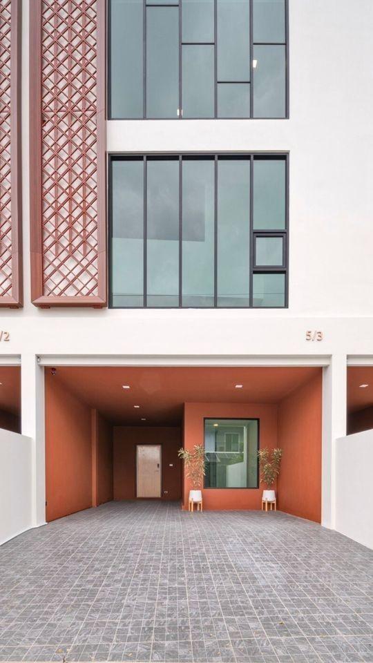 HR6664ให้เช่าโฮมออฟฟิศใหม่ 3.5ชั้น  พื้นที่ใช้สอย 225 ตารางเมตร 2 ห้องนอน 4 ห้องน้ำ  โครงการThe Flourish เอกมัย รามอินทรา ติดถนนเลียบด่วนรามอินทราสนใจติดต่อคุณสามารถ 0918070863  ID line : samart863ค่าเช่า 50,000 บ/เดือน ประกัน 2 ล่วงหน้า 1 สัญญาขั้นต่ำ 1ปี** เช่าในนามนิติบุคคลได้ **พื้นที่ใช้สอย 225 ตร.ม. มี 2 ห้องนอน 4 ห้องน้ำ ติดแอร์ทุกชั้นจอดรถ 3 คัน ไฟฟ้า 3 เฟส รองรับ EV Chargerชั้น 1 : พื้นที่อเนกประสงค์ มี 1 ห้องน้ำ (�