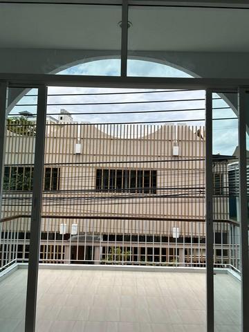 ให้เช่าทาวน์โฮม 2 ชั้นเนื้อที่ 34 ตารางวา  3 ห้องนอน 2 ห้องน้ำ ซอยเอกมัย12 ใกล้ DONKI Mall เหมาะอยู่อาศัย ทำโฮมคาเฟ่ หรือโฮม