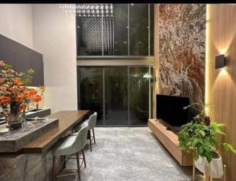 ให้เช่า/ขาย ทาวน์โฮม 3.5 ชั้น พื้นที่ใช้สอย 220 ตารางเมตร 3 ห้องนอน 4 ห้องน้ำ โครงการ THER LARDPRAO 93 ตกแต่งเสร็จพร้อมอยู่