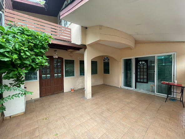 ให้เช่า บ้านเดี่ยว ซอยงามวงศ์วาน 2 แยก 6 ใกล้กระทราวงสาธารณสุข  หน้าปากซอยมีคอนโดเดอะทรัสต์ คอนโด งามวงศ์วาน | 2 ห้องโถงชั้นบนและล่าง 1 ห้องครัว 2 ห้องนอน 1 ห้องอเนกประสงค์ 2 ห้องน้ำ ชั้นลอยหิ้งพระมีโซฟา โต๊ะทานข้าว เตียงที่นอน ตู้เสื้อผ้า โต๊ะแป้ง เคาท์เตอร์ครัว แทงค์น้ำ ปั้มน้ำ ผ้าม่าน แอร์ 3 เครื่องอนุญาติให้เลี้ยงแมวได้ หมาขอเป็นตัวเมียค่ะ ราคา 15,000 บาทนัดดู Tel.0