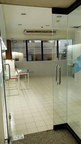 OF0196Home Office For Sale : Muang Thai Phatra Complex Buildingขายอาคารออฟฟิศ : อาคารเมืองไทยภัทร คอมเพล็กซ์Sale : 2,990,000 Bathที่ตั้งทรัพย์ : ถนนรัชดาภิเษก แขวงห้วยขวาง เขตห้วยขวาง กรุงเทพมหานคร 10310รายละเอียดทรัพย์Utility space : 30 sq.m.Parking space : มีที่จอดรถจุดเด่นทรัพย์ห้องกระจกสำนักงาน อยู่ชั้น 3 เป็นโฉนดซื้อขาดตกแต่งแล้วบางส่วน มีแอร์ มีอ่างล้างมือ ทั้งตึกมีห้องเดียวที่เป็นห้องขายขาดสถานที่สำคัญใกล้เคียงเดอะ บาซาร์