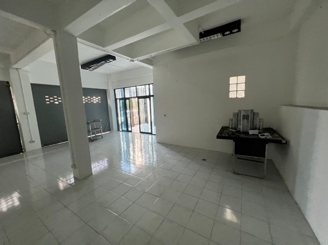 ขายอาคารพาณิชย์  :  ลาดพร้าววังหิน 33 กรุงเทพมหานคร