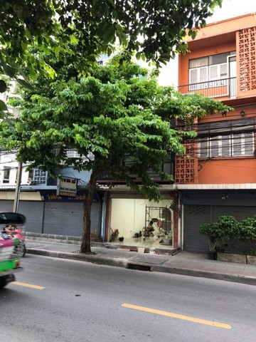 BD0744Shop House For Sale :  Pracha Songkroh 25/1ขายอาคารพาณิชย์  :  ประชาสงเคราะห์ 25/1ที่ตั้งทรัพย์  :  ซอยประชาสงเคราะห์ 25/1 แขวงดินแดง เขตดินแดง กรุงเทพมหานคร 10400Sale   : 4,850,000 THB AREA :    10.60   sq.w.   130  sq.m.TYPE   :  3 Bedroom   2 Bathroom  3 Floorsรายละเอียดทรัพย์อาคารพาณิชย์ รีโนเวทแล้ว ติดริมถนนขายพร้อมผู้เช่า รวมค่าโอนสถานที่สำคัญใกล้เคียงเดอะ สตรีท รัชดา, ตลาดนัดรถไฟ​ รัชดาโรงเรียนสุรศักดิ์มนตรี, มหาวิทยาลัยหอการค้าไทยโรงพยาบาลทห