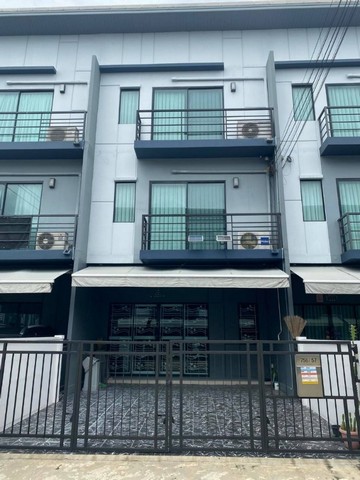 HU3747Town Home For Sale  :  Baan Klang Muang Rama 9-On Nutขายทาวน์โฮม  :  บ้านกลางเมือง พระราม 9-อ่อนนุชที่ตั้ง :   ถนนกรุงเทพ-ชลบุรี สายใหม่ แขวงประเวศ เขตประเวศ กรุงเทพมหานคร 10250Sale :  4,540,000 THB AREA   :  18.10  sq.wa 145.00 sq.m.TYPE   :  3 Bedroom   3 Bathroom   3 stoeryรายละเอียดทรัพย์ต่อเติมห้องครัว และลงเสาเข็มไมโครไพล์ เท่าตัวบ้านแอร์ทุกห้อง 4 เครื่อง ม่านทุกห้อง เหล็กดัด มุ้งลวด แท้งน้ำ ปั้มน้ำอายุบ้าน 6 ปี 6 เดือนสถานที่สำคัญใกล้เคียงโรบินสัน ลา