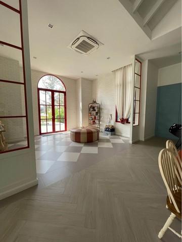 ให้เช่าทาวน์โฮม 2 ชั้น สไตล์โมเดิร์น 3 ห้องนอน อินดี้ บางนา - รามคําแหง 2 มีสวนหลังบ้านเล็กๆ ติดกับเพื่อนบ้านด้านหลัง ใกล้เมกะบางนา