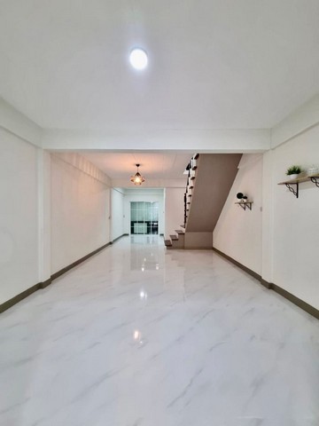 พระปิ่น3  ติดถนนกาญจนาภิเษก   ทาวน์เฮ้าส์มือสอง  ตกเเต่งใหม่พร้อมอยู่