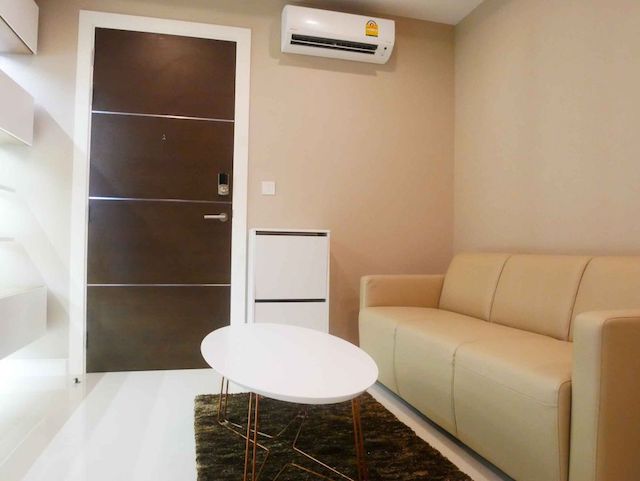 The Metropolis Samrong, convenient, private, 5th floor, BTS Samrong.***Service for selling/renting houses, condos and giving advice. If interested, contact at any time***Interested in additional details or pictures or making an appointment to see the room?Contact Ekachai (Aui)T. 089-799-5598Line ID: @auiauiaui001 (add @ in front)Room type: 1 bedroom, 1 bathroomSize 35 sq m., 5th floorNew, clean room, beautifully decorated, ready to move in.details-------------------------------------------------- ------------Rental price: 15,000 baht/month-------------------------------------------------- ------------* furniture- wardrobe- Built-in kitchen- Bed with mattress- Sofa-------------------------------------------------- ------------*Facilities worth using– 2 swimming pools, salt system, with childrens pool– Fitness– Garden– Badminton court– Golf driving room-------------------------------------------------- ------------*Nearby important places (Based on information from Google Map)1