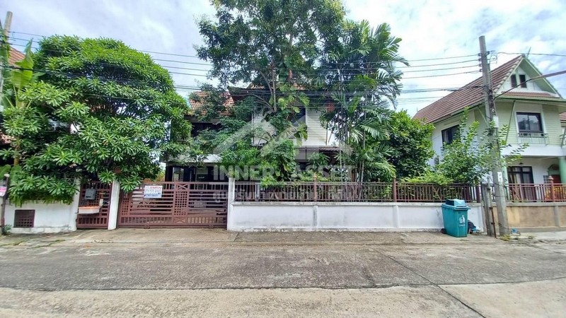 หมู่บ้าน บ้านไทย (สรงประภา) ดอนเมือง (ซอยสรงประภา30)พื้นที่​ 66.8 ตารางวา​ บ้านเดี่ยว3 ห้องนอน 3 ห้องน้ำ 2 ครัว 1 ห้องโถง 2 จอดราคา​ 5,750,000 บาทสิ่งอำนวยความสะดวก- แถมแอร์ 2 ตัว - มุ้งลวด เหล็กดัด ผ้าม่าน- ปั้มน้ำ และแทงค์น้ำ- มี รปภ.24 ชั่วโมง- กล้อง CCTV บริเวณทางเข้า-ออก หน้าโครงการ- บ้านกว้าง อากาศถ่ายเทดี เงียบสงบ- สวนสาธารณะโครงการ- หน้าบ้านหันทิศใต้สถานที่ใกล้เคียง - ใกล้สนามบ