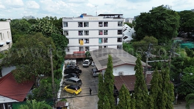 รหัสทรัพย์  4698ที่ดิน 219 ตารางวา พร้อมอพาร์ตเม้นต์ รัชดาภิเษก 42 ใกล้แยกรัชโยธินที่ตั้ง ซ.เฉลิมสุข รัชดาภิเษก จันทรเกษม เขตจตุจักร กรุงเทพฯ 10900รายละเอียดทรัพย์- ที่ดิน ขนาด 219 ตารางวา, หน้ากว้าง 27 เมตร, ลึก 33 เมตร- พื้นที่ใช้สอยรวม 1,900 ตารางเมตร- อพาร์ตเม้นท์ 5 ชั้น, 53 ห้อง, พื้นที่ใช้สอย 1,500 ตารางเมตร- ค่าเช่าอพาร์ตเม้นต์ 3,500บาท/เดือน ( ปัจจุบันมีผู้เช่าเต็ม )- รายได้จากค่าเช่า 