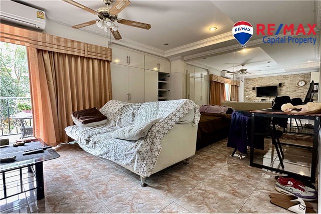 ขอแนะนำ สยาม โอเรียลทอล คอนโดมิเนียม ย่านพระตำหนักทรงเสน่ห์! สตูดิโออพาร์ตเมนต์แสนสบายนี้มีพื้นที่ใช้สอย 32 ตารางเมตรที่ออกแบบอย่างดี และตั้งอยู่บนชั้น 2 มองเห็นวิวเมืองที่น่าหลงใหลคอนโดมิเนียมแห่งนี้ตั้งอยู่ในย่านที่เป็นที่ต้องการมากที่สุดแห่งหนึ่งของพัทยา เป็นการผสมผสานที่ลงตัวระหว่างการใช้ชีวิตสมัยใหม่และความสะดวกสบาย ไม่ว่าคุณจะเป็นผู้ซื้