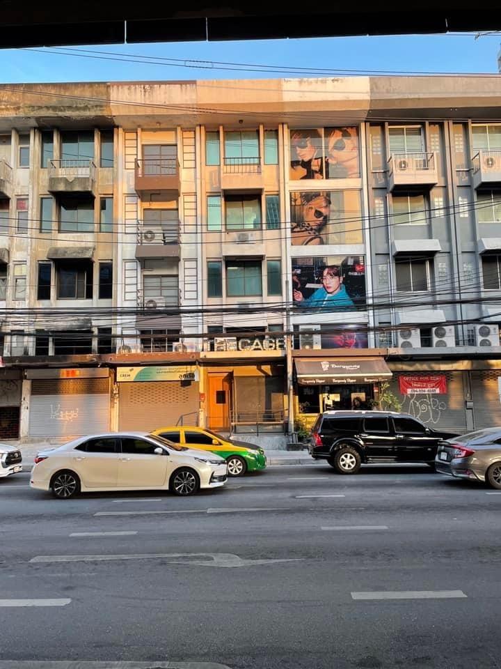 ให้เช่าอาคารพาณิชย์ 4.5 ชั้น เนื้อที่ 52 ตารางวา หน้ากว้าง 4 เมตร ความลึก 12 เมตร ติดสี่เเยกรัชดา-ลาดพร้าว ใกล้สถานี MRT ลาดพร้าว