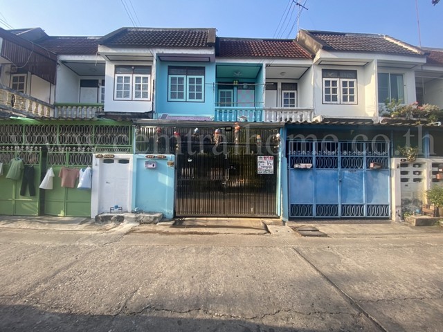 รหัสทรัพย์  4181ทาวน์โฮม หมู่บ้าน เมืองเพชร วิลล่า 3 จรัญสนิทวงศ์ 35ที่ตั้ง : ถนนแก้วเงินทอง แขวงบางระมาด เขตตลิ่งชัน กรุงเทพมหานคร 10170รายละเอียดทรัพย์- ทาวน์เฮ้าส์ 2 ชั้น, หน้ากว้าง 4.18 เมตร- ขนาดที่ดิน 16 ตารางวา, พื้นที่ใช้สอย 128 ตารางเมตร- 3 ห้องนอน, 1 ห้องน้ำ, 1 ห้องครัว, 1 ห้องรับแขก, 1 ที่จอดรถ- พื้นชั้นล่างกระเบื้อง, พื้นชั้นบนไม้ปาเก้- ต่อเติมห้องครัว และ หลังคาโรงจอดรถ สถ
