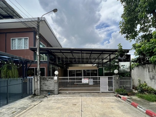 รหัสทรัพย์  4780 ทาวน์โฮม 3 ชั้น บ้านใหม่ รามอินทรา-คู้บอน พร้อมสำนักงานที่ตั้ง : ซ.คู้บอน 28 แขวงคันนายาว เขตคันนายาว กรุงเทพฯ 10230รายละเอียดทรัพย์- ทาวน์โฮม 3 ชั้น, ขนาดเนื้อที่ 66.6 ตร.ว, พื้นที่ใช้สอย 190 ตร.ม- 4 ห้องนอน, 3 ห้องน้ำ, 1 ห้องนั่งเล่น, 1 ห้องครัว พร้อมเคาน์เตอร์,- พร้อมห้องทำงานที่รับรองพนักงานได้จำนวนมาก ห้องประชุม - พื้นบนลามิตเน็ต, พื้นล่างลามิตเน็ตสิ่งอำนวยความ