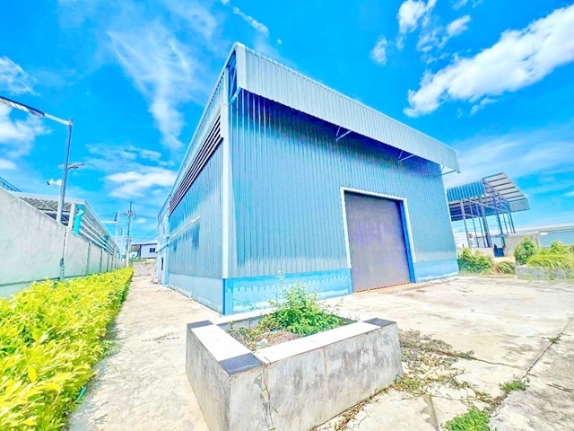 โกดังและสำนักงานพร้อม ให้เช่า 2 ชั้น 2ห้อง 8น้ำ 10จอดรถ ใบขออนุญาติถูกต้อง 210ตรว.64,998B-M 410ตรม.20แอร์ วัดลาดหลุมแก้ว 3 กม. for rent warehouse and office ready. correct Construction permit 210 sq.wa. 412 ตรม. 64,998B-M 2rooms 8bath 10 parking 20A/C. WatLatLumKaeo 3km. 2 floors ถ.บางบัวทอง-สุพรรณบุรี ตำบลหน้าไม้ อำเภอลาดหลุมแก้ว ปทุมธานีใกล้โรงงานอุตสาหกรรมและทางด่วน ใหม่สภาพ90เปอร์เซ็นต์ ตู้คอนเทรนเนอร์เข้าได้2 ห้องผู้บริหาร1 ห้องประชุม1 ห้องทำงาน1 ห้องครัว10 จอดรถ20 