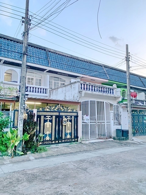 MRTลาดพร้าว13-17 3นอน 2น้ำ 1จอดรถ ทาวน์เฮาส์ 2 ชั้น 19 ตรว.เซ็นทรัล ลาดพร้าว 1.5กม. นานาชาติเซนต์จอห์น 1กม. 13,999-14,999B-M Central Ladprao 1.5 km. MRT LatPhrao13-17 2-story townhouse empty house for rent 19sq.wa. 13,999-14,999B-M 3bed 2bath 1parking.  St. Johns International 1 km.ซอย ลาดพร้าว13-17 แขวงจอมพล เขตจตุจักร กรุงเทพมหานคร 10900ระเบียงใหญ่ อเนกประสงค์หน้าบ้าน และระเบียบเล็กหลังบ้าน  บ้านเปล่าเช่าตามสภาพ  3 ห้องนอน2 ห้องน้ำ1 ห้องรับแขก1 ห้องครัว1 จอดรถสถานที่ใกล้เคียงMRT ลาดพร้าวMRT 