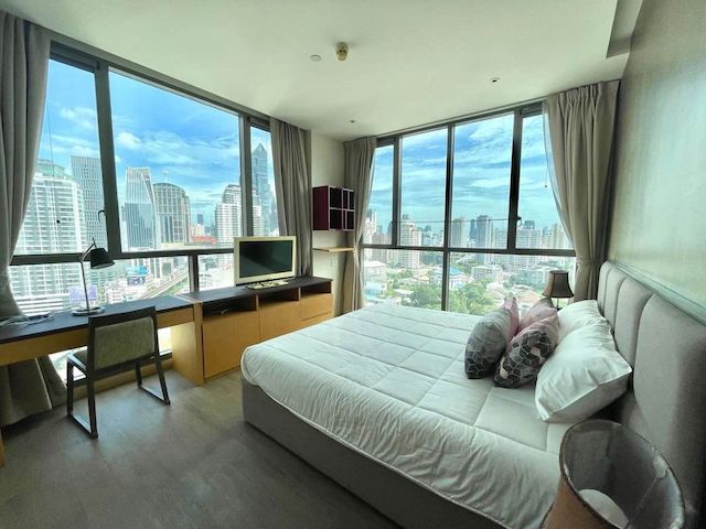 Aequa Sukhumvit 49, nice, convenient, safe, 21st floor, BTS Thonglor.***Service for selling/renting houses, condos and giving advice. If interested, contact at any time***Interested in additional details or pictures or making an appointment to see the room?Contact Ekachai (Aui)T. 089-799-5598Line ID: @auiauiaui001 (add @ in front)Room type: 1 bedroom, 1 bathroomSize 60 sq m., 21st floorNew, clean room, beautifully decorated, ready to move in.details-------------------------------------------------- ------------Rental price 45,000.-/month-------------------------------------------------- ------------* furniture- wardrobe- Built-in kitchen- Bed with mattress- TV shelf- Sofa-------------------------------------------------- ------------*Facilities worth using- swimming pool– Fitness– Relaxation garden– Sauna-------------------------------------------------- ------------*Nearby important places (Based on information from Google Map)The EmporiumBTS ThonglorSeen SpaceSamitivej Hospital