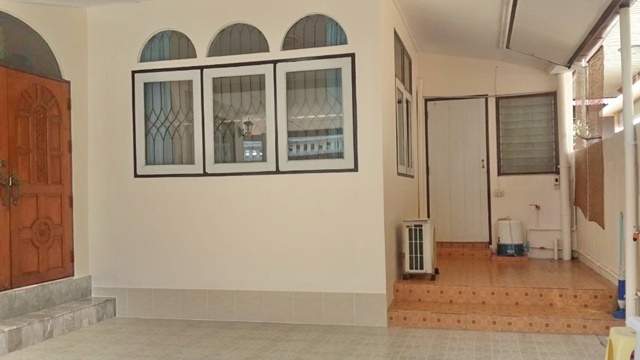 สุทธิสาร ลาดพร้าว 62-66 มีเฟอร์ 52ตรว. MRTโชคชัย 4  ตะวันรุ่ง ให้เช่าบ้านเดี่ยว  2นอน 2น้ำ 2จอดรถ 4แอร์