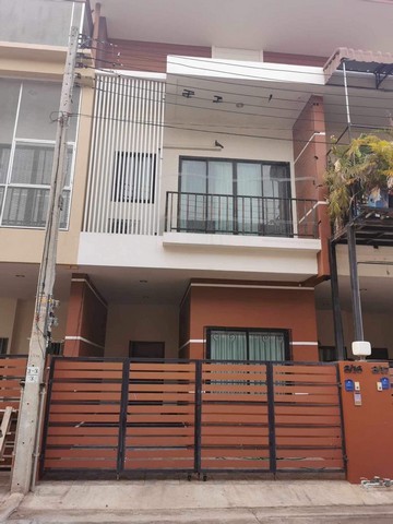 ขายด่วน ทาวน์โฮม หมู่บ้าน I home city ต. บึงพระจันทร์ อ.เมืองพิษณุโลกขายบ้านพร้อมโอน2.5ลบ ราคาต่อรองได้ค่ะ หรือให้เช่าระยะยาว12,000บาทต่อเดือนทาวน์โฮม2ชั้น ขนาด5x14เมตร เนื้อที่21.2 หมู่บ้าน I home city 2ห้องนอนใหญ่ 2 ห้องน้ำ หน้าหมู่บ้านมีร้านค้าสะดวกซื้อ ร้านซักอบรีดและร้านทำผม ไกล้ โลตัสและเซเว่น เดินทางเข้าหมู่บ้านสะดวกเป็นtownhome 2bedroom, 2bathroom and a living room with kitchen counter. All rooms fitted with Aircon units. มีเครื่องทำน