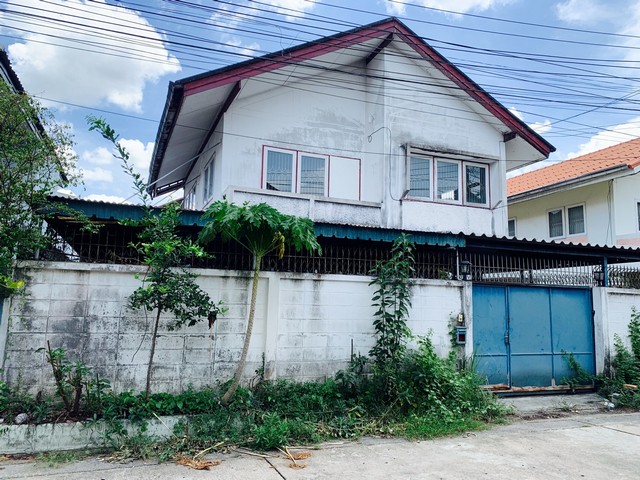 บ้านเดี่ยวทำเลทองเจ้าของขายเองหมู่บ้านเสนานิเวศน์ โครงการ 2 แขวง จรเข้บัว เขตลาดพร้าว ‼️ติดถนนเกษตร-นวมินทร์ ใกล้ตลาดนัดหัวมุม  บ้านเดี่ยว 2 ชั้น   ที่ดิน ขนาด 42 ตร.ว.  3 ห้องนอน 3 ห้องน้ำ  ระเบียงชั้น 2 กว้าง ไม่เหมือนบ้านหลังอื่น สร้างเต็มพื้นที่ได้ ในอนาคต รถไฟฟ้าผ่าน ย่านชุมชน, ติดถนนใหญ่ ถนนกว้าง เข้า-ออก สะดวก ในหมู่บ้านมีเซเว่น,คิวรถแท็กซี่ ยินดีให้คำปรึกษ