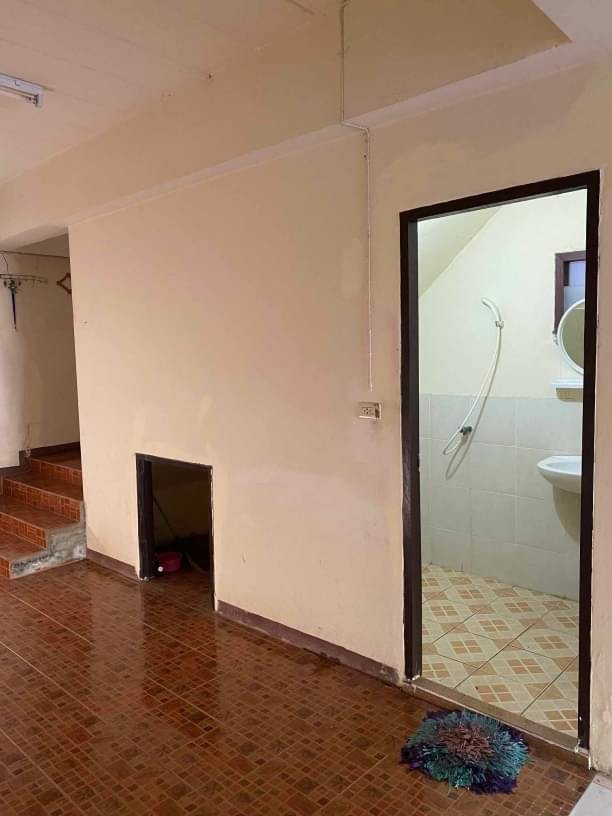 ขายพร้อมผู้เช่า 1.5 ล.เท่านั้น 25 ตรว. ทาวน์เฮ้าส์ 2 ชั้น #ในเมือง #ลำพูน #รับรายได้เดือนละ3,000 บาท ตรงข้ามสนามกีฬาลำพูน