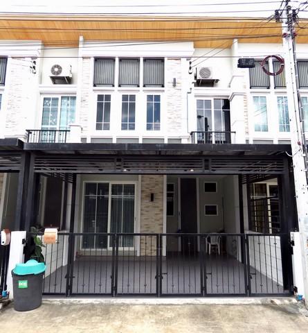 PB3418 ขายทาวน์โฮม 2 ชั้น ซอยนวมินทร์42 แยก27 โครงการ Golden Town2 ลาดพร้าว-เกษตรนวมินทร์ ใกล้ ChocolateVilleติดต่อ คุณบิว 081 252 3279 หรือ 061 619 8565ID line : 061 787 9691ราคาขาย 3,780,000 บาท ค่าโอนคนละครึ่งเนื้อที่ 19.2 ตรว.พื้นที่ใช้สอย 113 ตรม.4 ห้องนอน 2 ห้องน้ำ1 ห้องครัว จอดรถ2 คันต่อเติมโรงจอดรถและครัวหลังบ้านรวมเฟอร์ฯต่างๆ ร่วม 3.6 แสนบาทแถม!! ห้องครัวบิ่วอินพร้อมเครื่องดูดควัน, ตู้เสื้อผ้าขนาดใหญ่, เตียง 6 ฟุต, เครื่อ