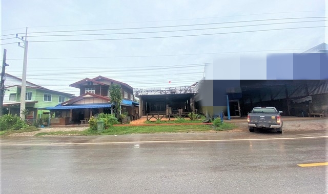 รายละเอียดเพิ่มเติมCode ID :   PKK02-09243ราคาขาย       4,023,000 บาท- ขนาดพื้นที่ :   123 ตร.ว (1 งาน / 23 ตร.ว) - พื้นที่ใช้สอย :   112.25 ตร.ม- จำนวนห้อง :   3 ห้องนอน 1 ห้องน้ำ- จอดรถ :     1-2 คัน- บ้านเดี่ยว    :   1 ชั้น- บ้านเดี่ยวหันทางทิศ :- อายุอาคาร :   15 ปีพิกัดทรัพย์ :   https://maps.app.goo.gl/ha72VLgfaryo3Agk7สถานที่ใกล้เคียง- ใกล้บิ๊กซี มาร์เก็ต โซ่พิสัย- ใกล้โรงพยาบาลโซ่พิสัย- ใกล้โรงเรียนอนุบาลรัชดา- ใกล้วัดหนองเอี่ยนสอบถามเพิ่มเติม/น