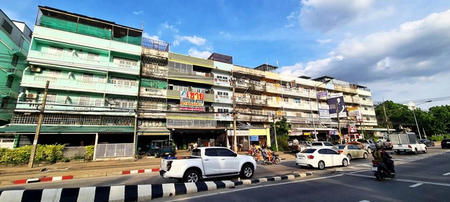 ตึก - พื้นที่เท่ากับ 34 sq.wa 0 งาน 0 ไร่ 14590000 THAI BAHT ใกล้กับ ใกล้แหล่งชุมชนมากมาย ตัวอาคารอยู่ต้นถนนพุทธมณฑลสาย 3 อยู่ใกล้ถนนบรมราชชนนีเพียง 300 เมตร ทั้งยังใกล้ถนนพุทธมณฑลสาย 1 สาย 2 สาย 4 ใกล้ถนนอักษะ ใกล้โรงเรียนอัสสัมชัญธนบุรี โรงเรียนสารสาสน์วิเทศธนบุรี โรงเรียนกสิณธร สถานีขนส่งสายใต้ใหม่ เซ็นทรัลศาลายา มหาวิท ราคานี้ไม่มีอีกแล้ว กรุงเทพ