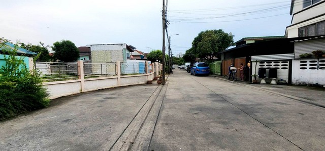 ID :  16533 SALE ขาย ที่ดิน ประชานิเวศน์ 3 0 Rai 0 งาน 91 ตร.วา  ไม่ไกลจาก ตำแหน่งที่ดินอยู่ในแหล่งชุมชนมากมาย ใกล้ตลาด ใกล้ธนาคาร ใกล้สนามกีฬา ใกล้สถานธนานุบาล แม้กระทั่งโรงเรียนอนุบาล โรงเรียนประถม มัธยม หรือมหาวิทยาลัยธุรกิจก็ใกล้แค่ไม่กี่นาทีถึง ราคาดีเยี่ยม