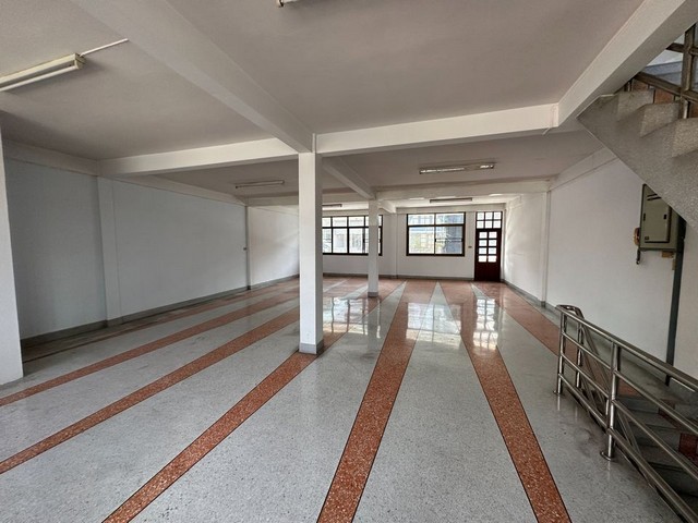 ให้เช่าอาคารพาณิชย์ ถนนพระราม 4  ใกล้จุดขึ้นทางด่วนพระราม 4  อาคาร 5ชั้น 2 คูหา ใกล้ MRT คลองเตย