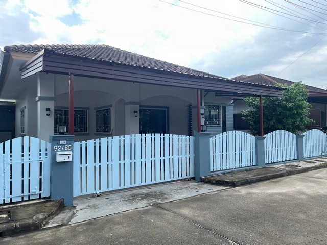 ขาย บ้านรีโนเวทใหม่เกือบทั้งหลัง สภาพสวย น่าอยู่ เงียบสงบห่างจาก - Central Festival 9 กม.- ตลาดสันติสุข 2 กม.- ดอยสะเก็ด 6 กม.- ปั๊มน้ำมัน PT 1.5 กม.- ปั๊มน้ำมัน ปตท. บ่อหิน 2 กม.เนื้อที่ 50 ตรว.  พื้นที่ใช้สอยประมาณ 130 ตรม.3 ห้องนอน 2 ห้องน้ำ 1ห้องครัว 1 ที่จอดรถ*หน้าบ้านหันทิศเหนือ *หลังบ้านทำเป็นครัวนอกได้พร้อม!!- หน้าต่างเหล็กดัด มุ้งลวด- กันสาดหน้าบ้านและหลังบ้าน- เครื่องทำน้ำอุ่น 2 เครื่อ