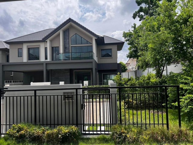 AP100118,540,000 Bath ขายบ้านเดี่ยวโครงการ : หมู่บ้านบางกอก บูเลอวาร์ด รามอินทรา-เสรีไทย 2ที่ตั้งทรัพย์ :  ซอยเสรีไทย 71 ถนนเสรีไทย แขวงคันนายาว เขตคันนายาว กรุงเทพมหานคร 10230พื้นที่ 77.90 ตร.ว.4 ห้องนอน 5 ห้องน้ำ จอดรถ 2 คันจุดเด่นทรัพย์บ้านเดี่ยว 2 ชั้น แปลงมุม พื้นที่ใช้สอย 254 ตร.ม.แบบบ้าน Vinteren หน้ากว้าง 14.9 เมตรทั้งโครงการ Exclusive เพียง 77 หลังบ้านใหม่ไม่เคยเข้าอยู่สถานที่สำคัญใกล้เคียงอมอ