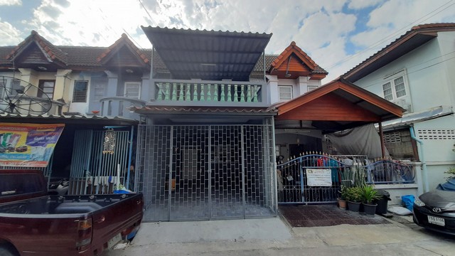 ขาย ทาวน์เฮ้าส์ หมู่บ้านพงษ์ศิริชัย4  หนองแขม รีโนเวทใหม่สวย ขายขาดทุน 1.67 ล้านบาท บ้านสวยพร้อมอยู่ ครับ  ขายขาดทุน เจ้าของรีบขายสุดๆ ทาวน์เฮ้าส์หมู่บ้านพงษ์ศิริชัย4  ในซอยเพชรเกษม81  ตัวบ้านพึ่งรีโนเวทใหม่ทั้งหลังสวย ต่อเติมทำครัวแล้ว และหลังคาหน้าบ้าน มีระเบียงใหญ่ชั้น2 หน้าบ้าน อเนกประสงค์ครัวห้องน้ำทำใหม่ สวยๆเลยครับ สนใจนัดดูบ้าน ได้เลยครับ รายละเอี�