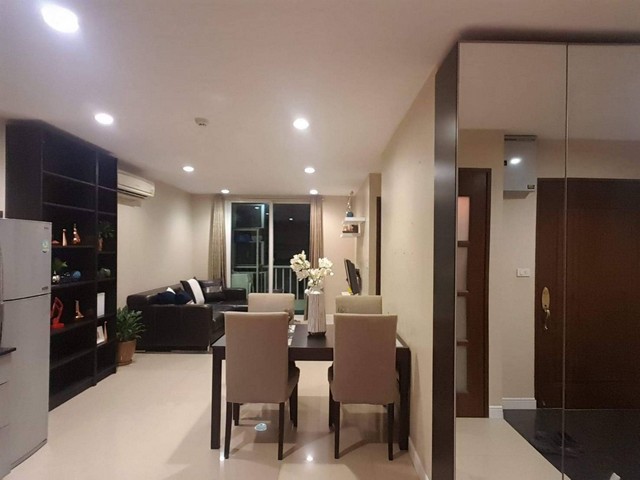 ขาย คอนโด อีลิท เรซิเดนท์ (ซอยศรีนครินทร์ 5) Elite Residence 67.4 ตร.ม ชั้น 5 ใกล้ซีคอนสแควร์เจ้าของโครงการ Peak Tower Developmentขนาด 67.4 ตร.มจำนวน 7 ชั้น อยู่ชั้น 52 ห้องนอน, 1 ห้องน้ำ, 1 ห้องรับแขกที่ตั้ง: ซอยศรีนครินทร์ 5 ถนนศรีนครินทร์ แขวงหัวหมาก เขตบางกะปิ กรุงเทพฯเฟอร์นิเจอร์และเครื่องใช้ไฟฟ้า ดังนี้- แอร์- ตู้เสื้อผ้า- ไมโครเวฟ- เตียงพร้อมฟูกนอน- โฟซา- ตู้เย็น- ทีวี- โต๊ะทานข้าวพร้อมเก้าอี้- 