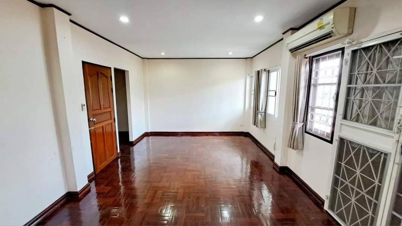 ให้เช่าทาวน์โฮม 3 ชั้น เนื้อที่ 24 ตารางวา 4 ห้องนอน 4 ห้องน้ำ  ถนนสุขุมวิท71 ซอย ปรีดีพนมยงค์ พระโขนง