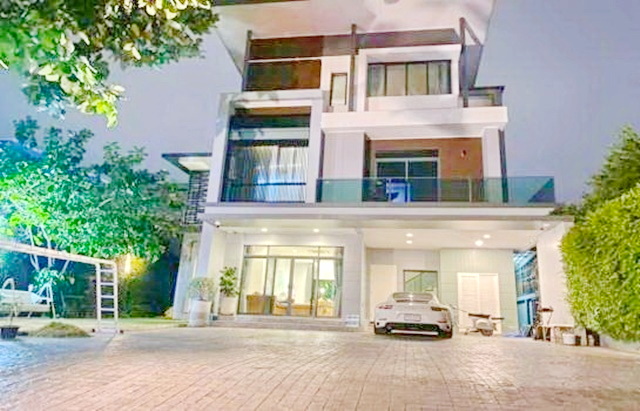 เฟอร์บางส่วน สไตล์โมเดิร์น เซ็นทรัล อีสต์วิลล์ ขาย-เช่า บ้านเดี่ยว 3 ชั้น คริสตัล พาร์ค 96 ตรว. 280ตรว. 30ลบ.199,999B-M 4นอน 5น้ำ 5จอดรถ 5 แอร์Central EastVille For sale-rent 3-story detached house partially furnished modern style Crystal Park 96sq.wa. 280sq.m.30 million baht 199,999B-M 4bed 5bath 5parking 5A/C.ซ.โยธินพัฒนา ถ.ประดิษฐ์มนูธรรม แขวงคลองจั่น เขตบางกะปิ กรุงเทพมหานคร 10240สวนรอบบ้านตกแต่งร่มรื่น ระบบป้องกันขโมยในตัวบ้าน รีโมตประตูรั้วหน้าบ้าน และ CCTV4 ห้องนอน 5 ห้องน้ำ 2 ห้องน