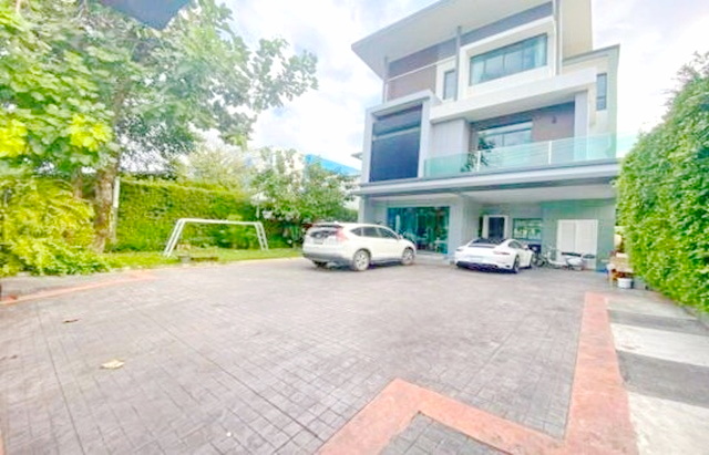 ขาย-เช่า  เฟอร์บางส่วน บ้านเดี่ยว 3 ชั้น 98ตรว.282ตรม. เซ็นทรัล อีสต์วิลล์ สไตล์โมเดิร์น คริสตัล พาร์ค 30ลบ.199,999B-M 4นอน 5น้ำ 5จอดรถ 5 แอร์detached house 3-story Central EastVille For sale-rent partially furnished modern style Crystal Park 98sq.wa. 282sq.m.30 million baht 189,999B-M 4bed 5bath 5parking 5A/C.ซ.โยธินพัฒนา ถ.ประดิษฐ์มนูธรรม แขวงคลองจั่น เขตบางกะปิ กรุงเทพมหานคร 10240สวนรอบบ้านตกแต่งร่มรื่น ระบบป้องกันขโมยในตัวบ้าน รีโมตประตูรั้วหน้าบ้าน และ CCTV4 ห้องนอน 5 ห้องน้ำ 2 ห้องนั