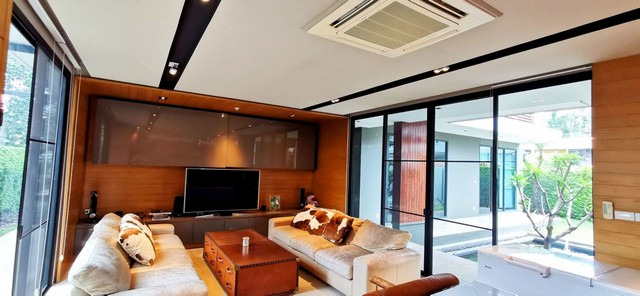 บ้าน บ้านฟ้าลากูน 182 Square Wah 8 ห้องนอน ใกล้ ใกล้ฟิวเจอร์พาร์ครังสิต โฮมโปร เมเจอร์ โรงพยาบาลเปาโล โลตัสรังสิต การเดินทางสะดวก ใกล้แหล่งชุมชนมากมาย ห่างจากถนนรังสิตประมาณ 80 เมตร (บ้านเดี่ยวมือสอง) ทำเลน่าอยู่ หลังบ้านติดคลอง กว้าง 21 เมตร หน้าบ้านกว้าง 40 เมตร พื้นที่ใช้สอย 680 ตร.ม. ทำเลดี อยู่ถนนรังสิต-นครนายกคลอง 2