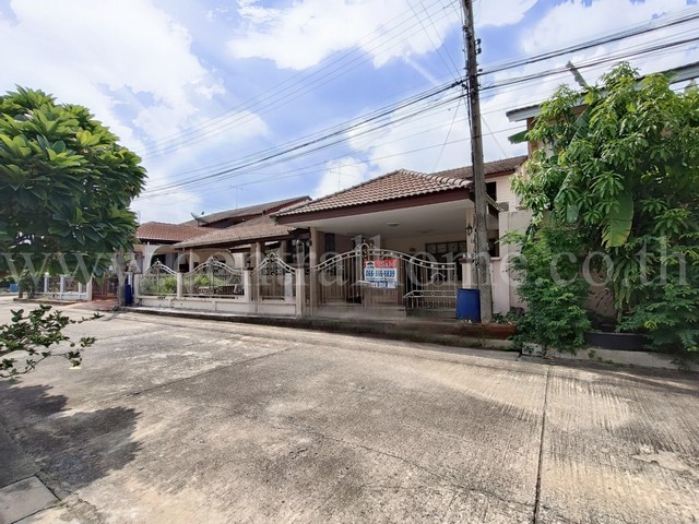 รหัสทรัพย์ : 4649บ้านเดี่ยว ชมฟ้า-วรางกูล รังสิต คลอง 2 ที่ตั้ง : ถนนรังสิต-นครนายก ตำบล ประชาธิปัตย์ อำเภอธัญบุรี จังหวัดปทุมธานี 12130รายละเอียด- บ้านเดี่ยว 2 ชั้น- เนื้อที่ 72 ตร.ว พื้นที่ใช้สอย 340 ตร.ม- 5 ห้องนอน 2 ห้องน้ำ 1 ห้องรับแขก- 1 ห้องแม่บ้าน 3 ที่จอดรถ- ต่อเติมเต็มพื้นที่ ต่อเติมครัวเรียบร้อย- หน้าบ้านหันไปทางทิศเหนือสถานที่ใกล้เคียง :- ใกล้ฟิวเจอร์พาร์ครังสิต, ใกล้เ