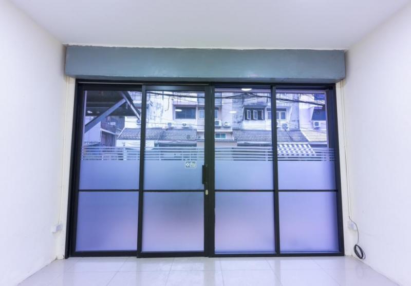 HR2749ให้เช่าอาคารพาณิชย์ 4 ชั้น เนื้อที่ 18 ตารางวา 4 ห้องโถง 2 ห้องน้ำ  ทำเลหัวมุม รามอินทรา กม7 ซอย 67/1  เขตคันนายาว สนใจติดต่อคุณสามารถ 0918070863 ID line : samart863!!! ด่วน !!! ให้เช่าอาคารพาณิชย์ 4 ชั้น ทำเลดี รามอินทรา กม7 สะดวก พร้อมย้ายเข้า-เหมาะสำหรับ อยู่อาศัย, ทำออฟฟิศ, หรือ เปิดหน้าร้านธุรกิจ-พื้นปูกระเบื้อง-ห่างจากป้ายรถเมล์เพียง 50 เมตร-สามารถตกแต่ง renovate เพิิ่มเติมสถานที่ใกล้เคียง- 