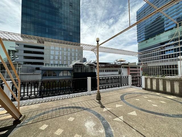 HR2748ให้เช่าอาคารพาณิชย์ 5 ชั้น พื้นที่ใช้สอย 544 ตารางเมตร  ถนนพระราม 4 ทำเลดีมาก ใกล้สถานี MRT คลองเตยสนใจติดต่อคุณสามารถ 0918070863 ID line : samart863*** ราคาเช่า 95,000 บาท /เดือนอาคารพาณิชย์ 5 ชั้น ถนนพระราม 4 ใกล้ MRT คลองเตยพื้นที่ใช้สอยทั้งหมด 544 ตร.ม.ห้องน้ำ 6 ห้องหน้ากว้าง 8 เมตร ลึก 14 เมตรชั้น 5 มีระเบียงขนาด 8x4 เมตรมีชั้นลอยและห้องใต้ดิน 2 ห้องจอดรถหน้าตึกได้ 3 คันอาคารอยู่หลังธนาคารกสิกรเข