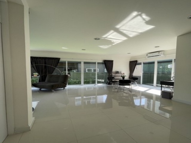 P132 ให้เช่า ขาย บ้านเดี่ยว  NARA BOTANIC Srinakharin นารา โบทานิค 1 ศรีนครินทร์ ใกล้สถานีรถไฟฟ้าสายสีเหลือง สถานีศรีลาซาล ราคาขาย 17,000,000 บาท (ต่อรองได้) ค่าใช้จ่ายวันโอนคนละ 50/50ราคาเช่า 65,000 ต่อเดือน  ประกัน 2 ล่วงหน้า 1ติดต่อ คุณช่อผกา 0616198565 LINE 0616198565 บ้านขนาด Size M ขนาดที่ดิน 54.4 ตรว. พื้นที่ใช้สอย ประมาณ 200ตรม.3 ห้องนอน 3 ห้องน้ำ พร้อมเฟอร์นิเจอร์ แอร์ 4 เครื่องอยู่บนถนนเมนหลัก(ถนนกว้าง)บ้านสภาพดีม