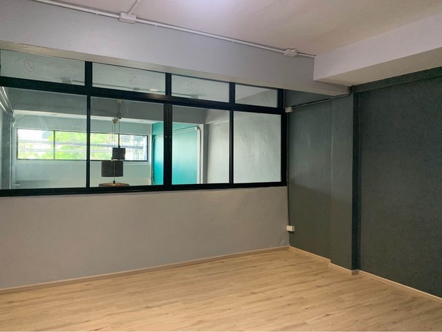 ขาย หรือให้เช่า อาคาร ตกแต่งพร้อมเปิดคาเฟ่  ติดถนน ติวานนท์  5 ชั้นครึ่ง พื้นที่ใช้สอย 250 ตารางเมตร 7 ห้องนอน · 8 ห้องน้ำ ปากเกร็ด นนทบุรี