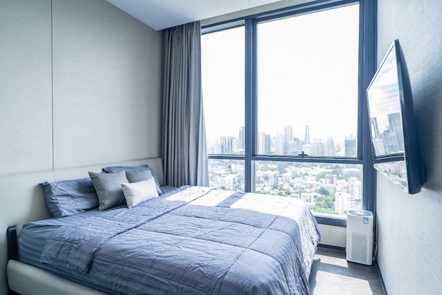 The Esse Sukhumvit 36, spacious, private, peaceful, 26th floor, BTS Thonglor.***Service for selling/renting houses, condos and giving advice. If interested, contact at any time***Interested in additional details or pictures or making an appointment to see the room?Contact Ekachai (Aui)T. 089-799-5598Line ID: @auiauiaui001 (add @ in front as well)Room type: 1 bedroom, 1 bathroomSize 43 sq m., 26th floorNew, clean room, beautifully decorated, ready to move in.details-------------------------------------------------- ------------Rental price: 49,000 baht per month-------------------------------------------------- ------------* Complete electrical appliances- Air conditioning- fridge- TV-------------------------------------------------- ------------*Nearby important places (Based on information from Google Map)- BTS Thonglor Station: 20-60 m.- Major Cineplex Ekkamai : 700 m.- Gateway Ekkamai : 1.1 km.- EmQuartier : 1.1 km.- Emporium : 1.1 km.- K Village : 2.1 km.- Terminal 21 : 2.4 km.- Ko