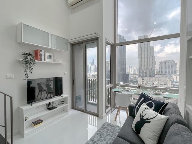 Ideo Morph Sukhumvit 38, private, quiet, clean, 10th floor, BTS Thonglor.***Service for selling/renting houses, condos and giving advice. If interested, contact at any time***Interested in additional details or pictures or making an appointment to see the room?Contact Ekachai (Aui)T. 089-799-5598Line ID: @auiauiaui001 (add @ in front)Room type: 1 bedroom, 1 bathroomSize 35 sq m., 10th floorNew, clean room, beautifully decorated, ready to move in.details-------------------------------------------------- ------------Rental price: 32,000 baht/month-------------------------------------------------- ------------* Complete electrical appliances- Air conditioning- water heater- fridge- TV-------------------------------------------------- ------------* furniture- wardrobe- Built-in kitchen- Bed with mattress- Sofa-------------------------------------------------- ------------*Nearby important places (Based on information from Google Map)- Gateway Ekkamai: 1.4 km.- Emporium : 1.6 km.- Emquartie
