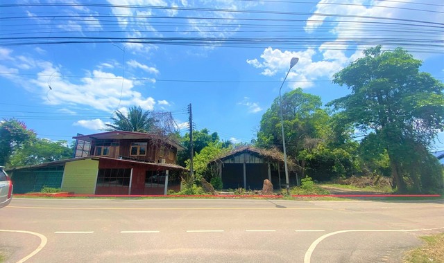 รายละเอียดเพิ่มเติมCode ID :   PKK02-12946ราคาขาย       5,741,000 บาท- ขนาดพื้นที่ :   1,774 ตร.ว (4 ไร่ / 1 งาน / 74 ตร.ว)- พื้นที่ใช้สอย :   404 ตร.ม- จำนวนห้อง :   2 ห้องนอน 1 ห้องน้ำ- จอดรถ :     1-2 คัน- บ้านครึ่งตึกครึ่งไม้  :   2 ชั้น- บ้านครึ่งตึกครึ่งไม้หันทางทิศ :- อายุอาคาร :  22 ปีพิกัดทรัพย์ :     https://maps.app.goo.gl/paCZ7CaS1u6GPPyQ6สถานที่ใกล้เคียง- ใกล้โลตัส โกเฟรช ชัยพร - ใกล้โรงพยาบาลส่งเสริมสุขภาพตำบลชัยพร- ใกล้วัดนักบุญมัทธิว บ้านก