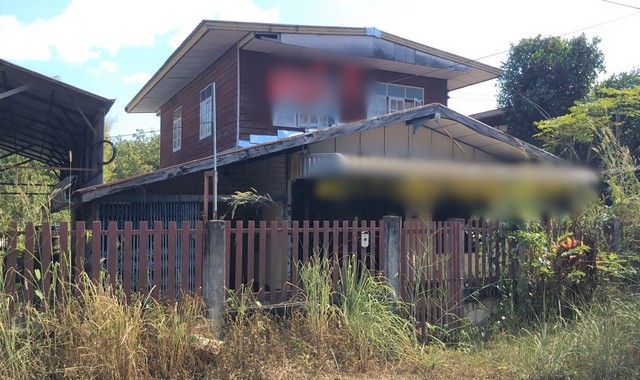 รายละเอียดเพิ่มเติมCode ID :   PKK02-12639ราคาขาย       2,512,000 บาท- ขนาดพื้นที่ :   284 ตร.ว (2 งาน / 84 ตร.ว)- พื้นที่ใช้สอย :   277.50 ตร.ม- จำนวนห้อง :   4 ห้องนอน 1 ห้องน้ำ- จอดรถ :    1-2 คัน- บ้านครึ่งตึกครึ่งไม้  :   2 ชั้น- บ้านครึ่งตึกครึ่งไม้หันทางทิศ :- อายุอาคาร :  15 ปีพิกัดทรัพย์ :     https://maps.app.goo.gl/671MpRiQdoj6r3SN8สถานที่ใกล้เคียง- ใกล้ตลาดนัดบ้านโคกสะอาด - ใกล้โลตัส โกเฟรช ซูเปอร์มาร์เก็ต ปากคาด- ใกล้วัดวิเวกสระหลวงชัยพร- ใ